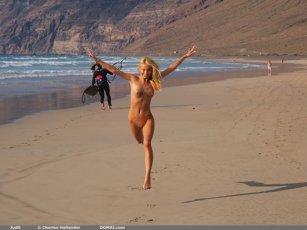 Lea Tyron Nude At Public Beach SexyModelsNet